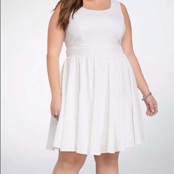 torrid Dresses & Skirts - Torrid Ivory Flower Textured Dress Size 1